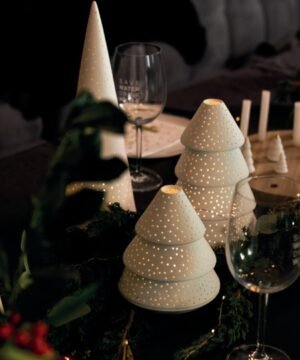 Photophore petit modèle sapin en porcelaine ajouré.