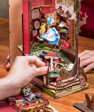 Book Nook Alice au pays des merveilles, ROBOTIME