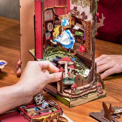 Book Nook Alice au pays des merveilles, ROBOTIME