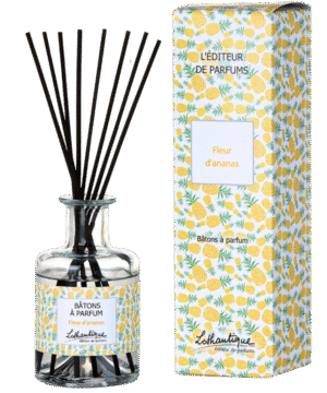 Lot Bâton Parfumé “Fleur d’Ananas” 500 ml – Lothantique Apportez une touche d’exotisme et de douceur à votre intérieur grâce à cette fragrance fruitée et florale créée à Grasse. Fabriqué en France, ce diffuseur à bâtons décoratif libère lentement ses notes tropicales d’ananas et de fleurs pour une ambiance chaleureuse et joyeuse. Simple à utiliser, il parfume durablement toutes les pièces de la maison.
