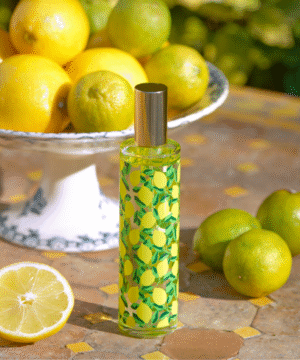Parfum d’ambiance “Citronnade” – Lothantique Offrez une bouffée de fraîcheur et de bonne humeur à votre intérieur avec cette fragrance hespéridée et fruitée créée à Grasse. Fabriqué en France, ce spray d’ambiance diffuse rapidement ses notes pétillantes de citron et de fruits pour une atmosphère lumineuse et naturelle. Quelques pulvérisations suffisent pour parfumer durablement toute la maison.