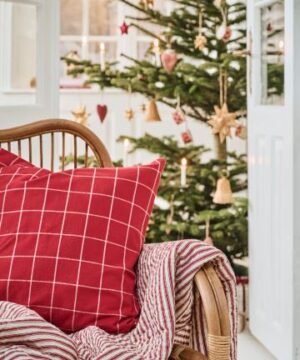 Alternative view of Housse de coussin élégante motif grands carreaux rouges, IB Laursen