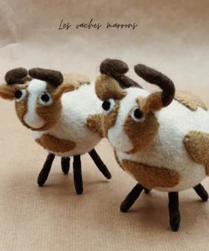 Alternative view of Petit modèle Vache boule marron en feutrine artisanale – New Heidi