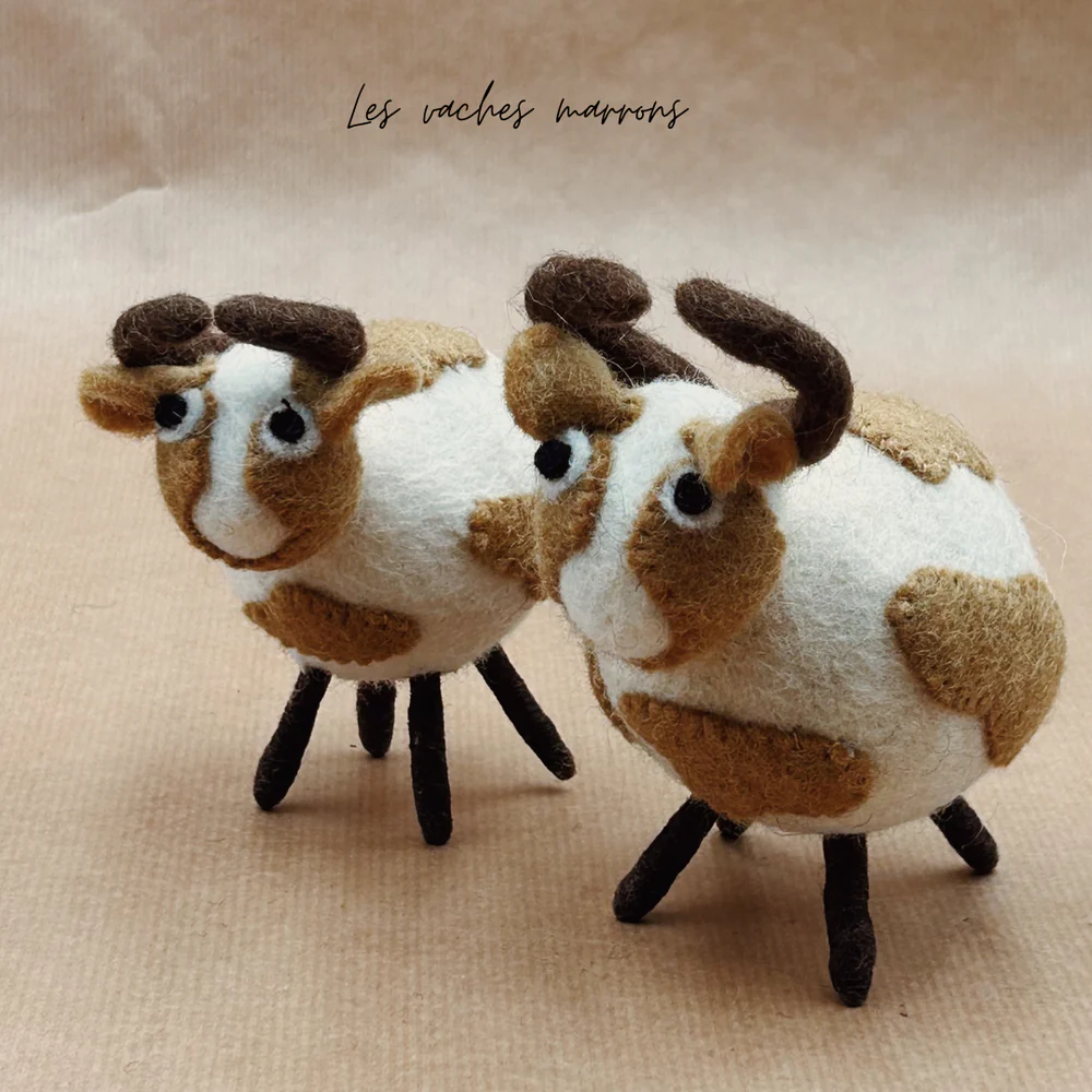 Petit modèle Vache boule marron en feutrine artisanale – New Heidi – Image 2