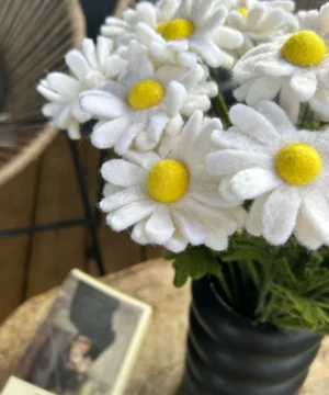 Alternative view of Branche de marguerite en feutrine – New Heidi