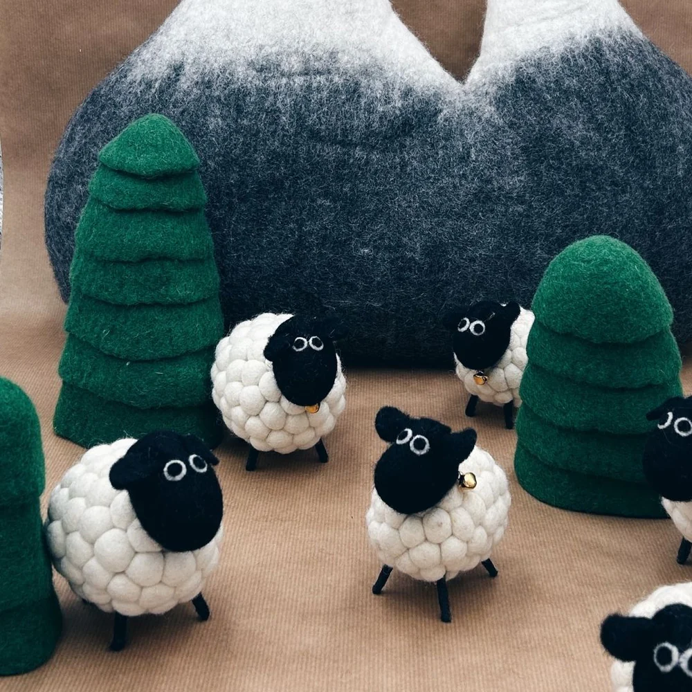 Figurine mouton à tête noire en feutrine artisanale – New-Heidi – Image 2