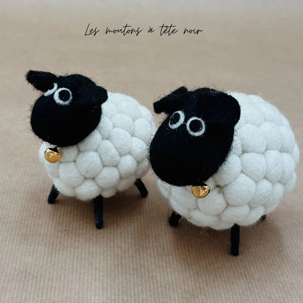 Figurine mouton à tête noire en feutrine artisanale – New-Heidi
