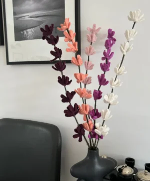 Branche de fleurs de genêt blanche en feutrine – New Heidi