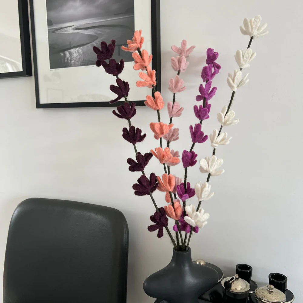 Branche de fleurs de genêt blanche en feutrine – New Heidi