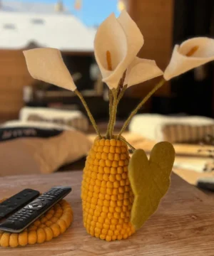 Alternative view of Fleur d’arum en feutrine artisanale – New Heidi