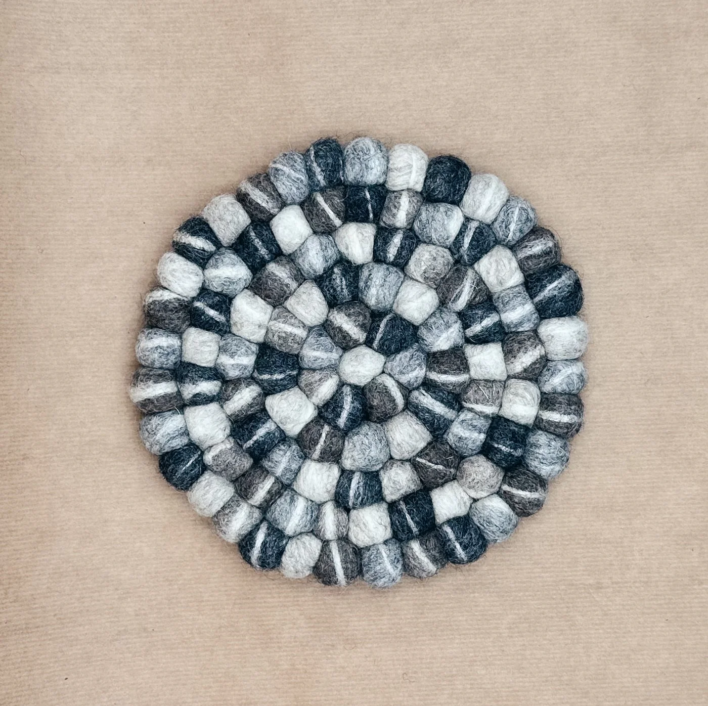 Dessous de plat boule Galet en feutrine - New Heidi