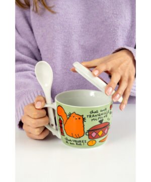 Alternative view of Bol à soupe en porcelaine « Bouillon de Ronrons » avec couvercle et cuillère intégrée, Derrière la porte
