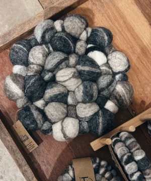 Alternative view of Grand Dessous de Plat Boules « Galet » en Laine Feutrée, New Heidi