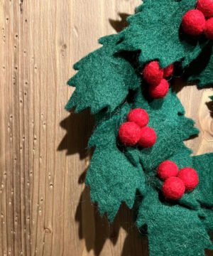 Alternative view of Petite Couronne de Noël avec Houx en Feutrine 20 cm, New Heidi