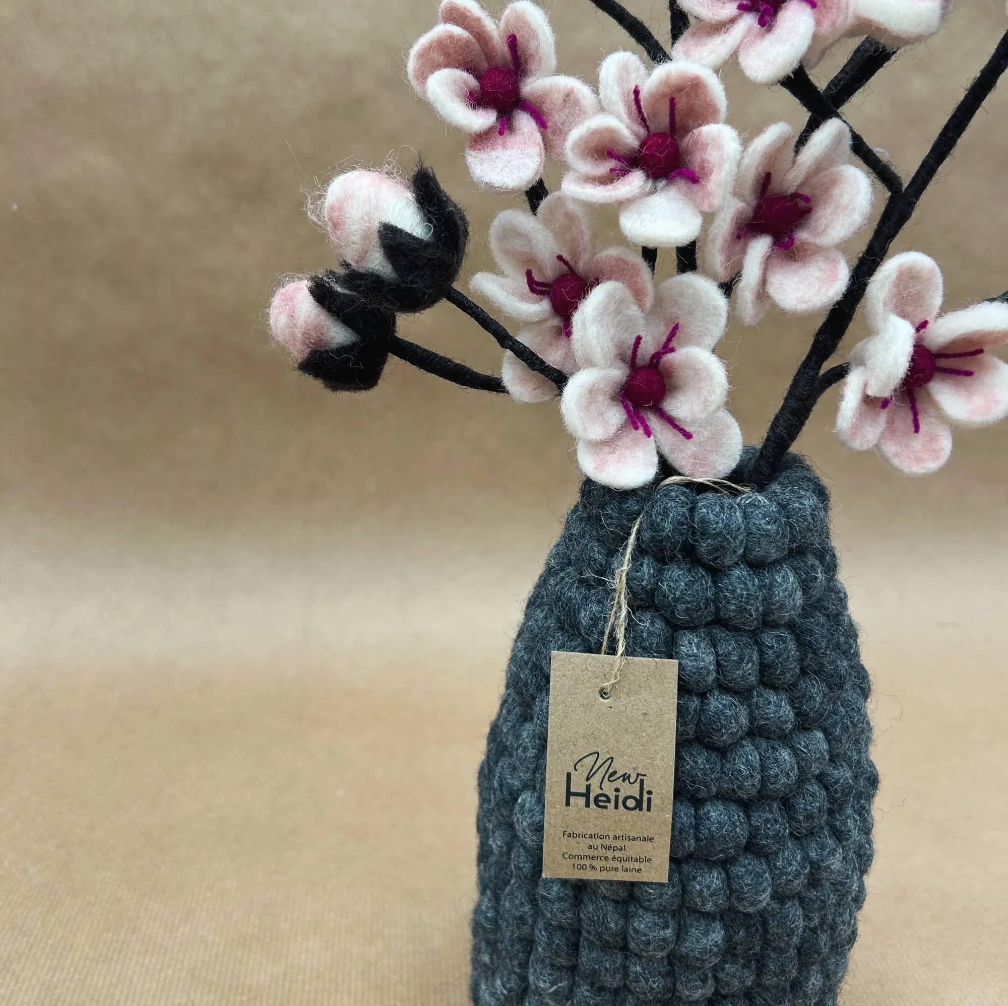 Vase Boule Décoratif Gris Anthracite en Laine Feutrée, New Heidi – Image 3