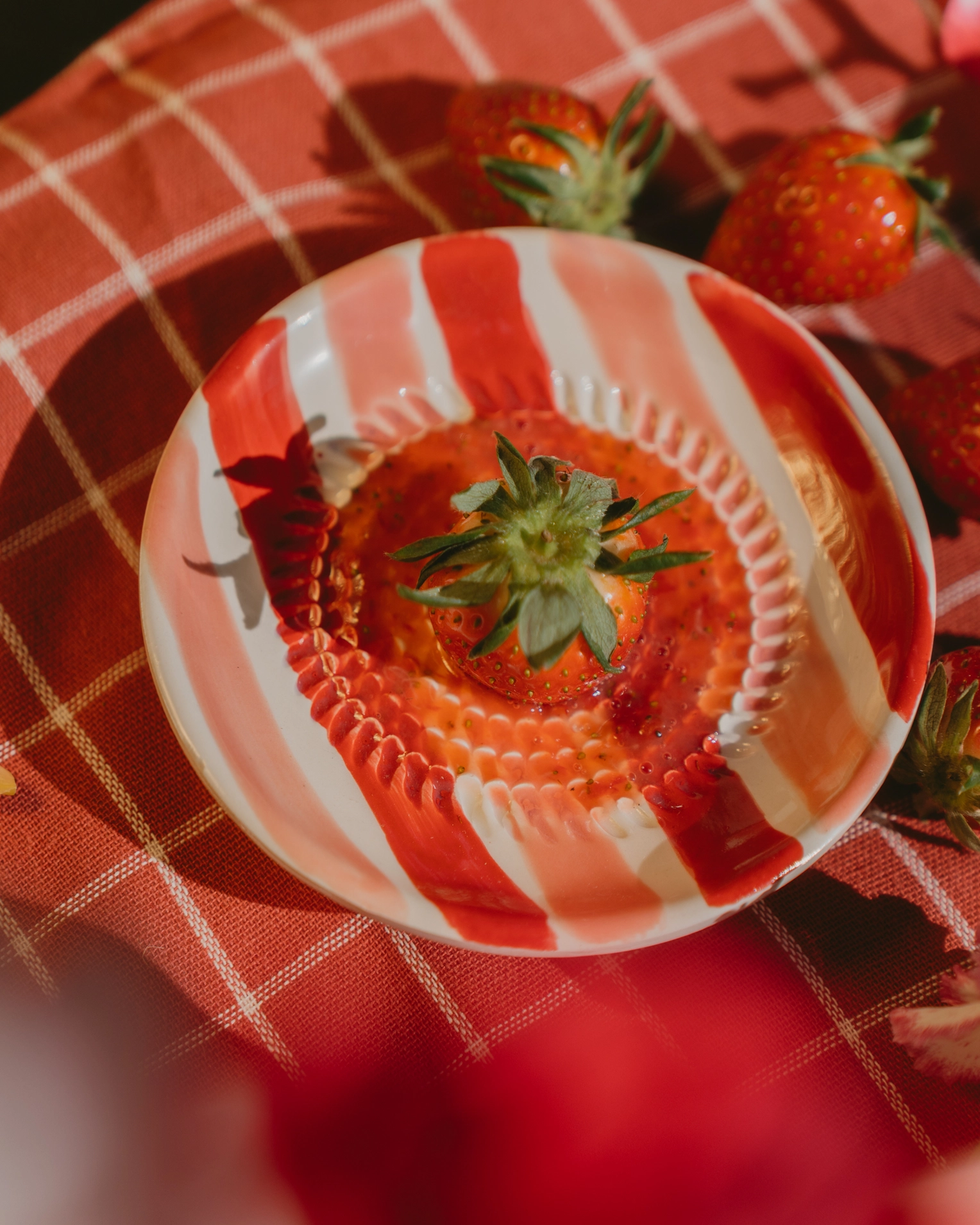 Petite Assiette Râpe-Ail en Céramique Rouge et Rose Rayé, Tierra Cocida – Image 3